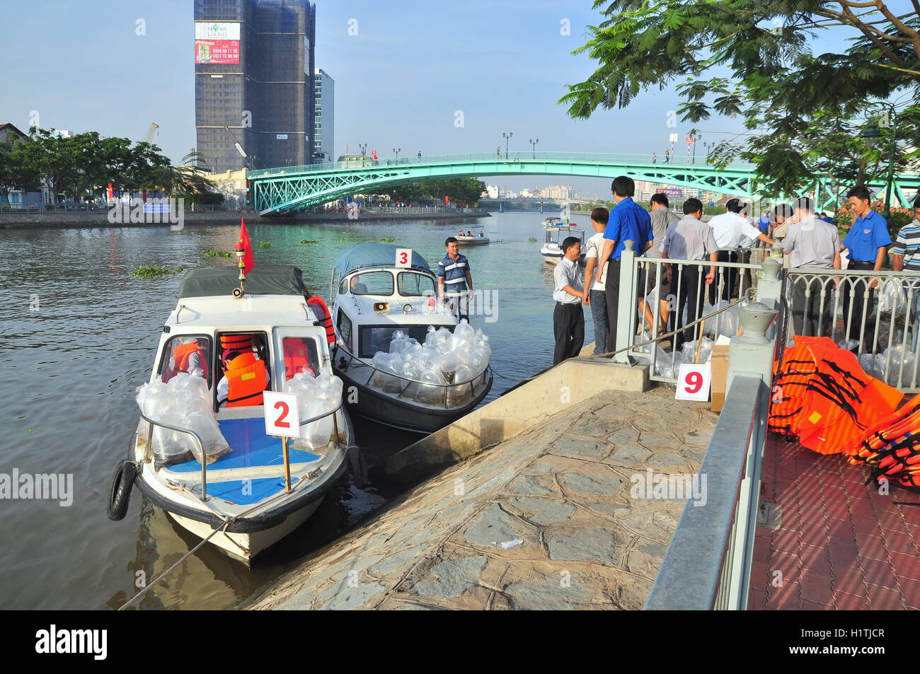 La città di Ho Chi Minh, Vietnam - Aprile 24, 2015: pesci sono conservati in sacchetti di plastica preparando per essere rilasciato nel fiume Saigon in Foto Stock