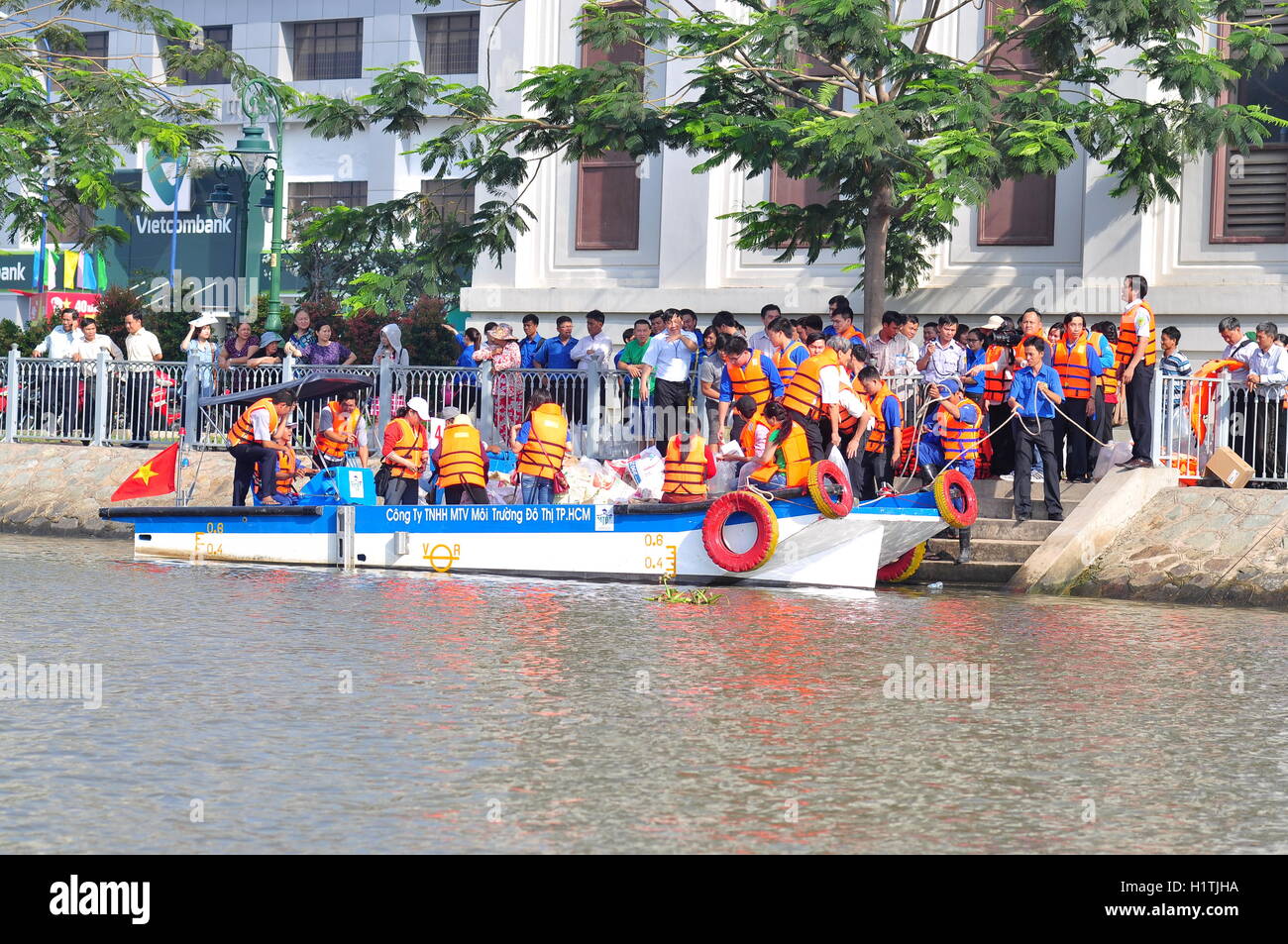 La città di Ho Chi Minh, Vietnam - Aprile 24, 2015: Festa nazionale il giorno di pesca in Vietnam nel fiume Saigon Foto Stock