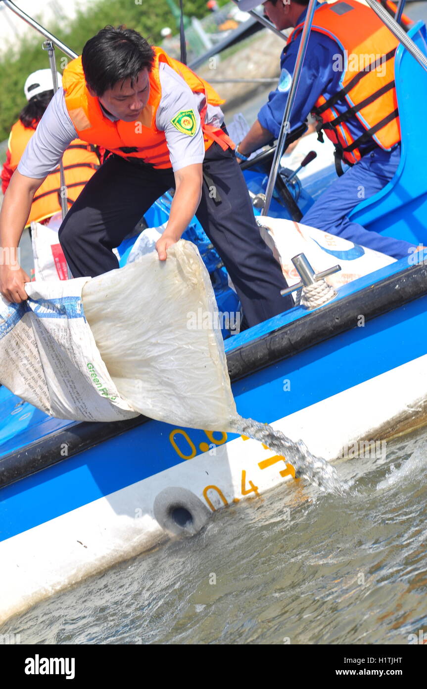 La città di Ho Chi Minh, Vietnam - Aprile 24, 2015: pesci sono conservati in sacchetti di plastica preparando per essere rilasciato nel fiume Saigon in Foto Stock