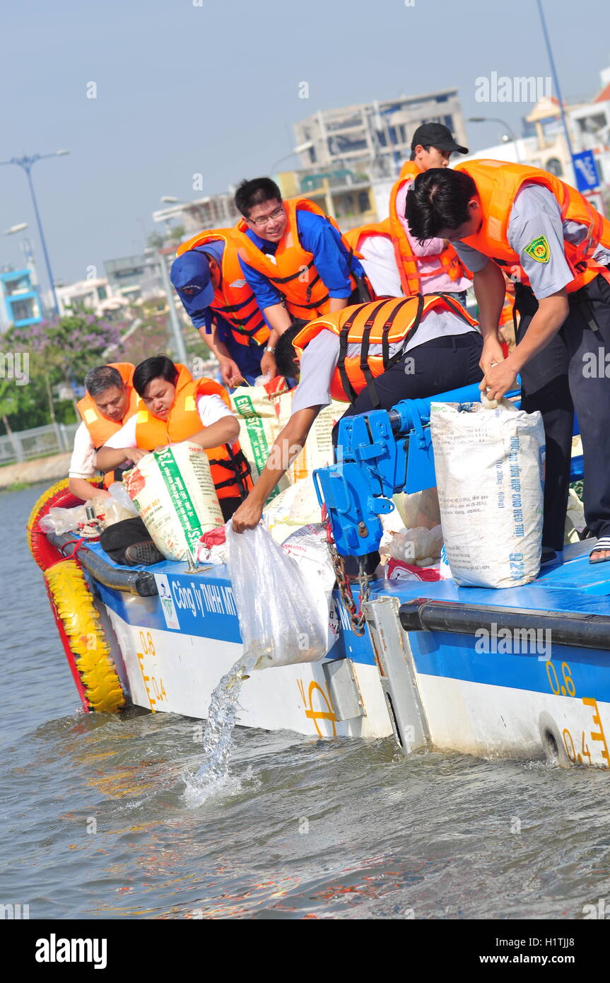 La città di Ho Chi Minh, Vietnam - Aprile 24, 2015: pesci sono conservati in sacchetti di plastica preparando per essere rilasciato nel fiume Saigon in Foto Stock