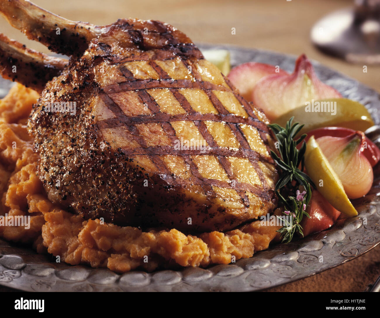 Un doppio spessore osseo grigliate di carne di maiale chop pronto a mangiare. Foto Stock