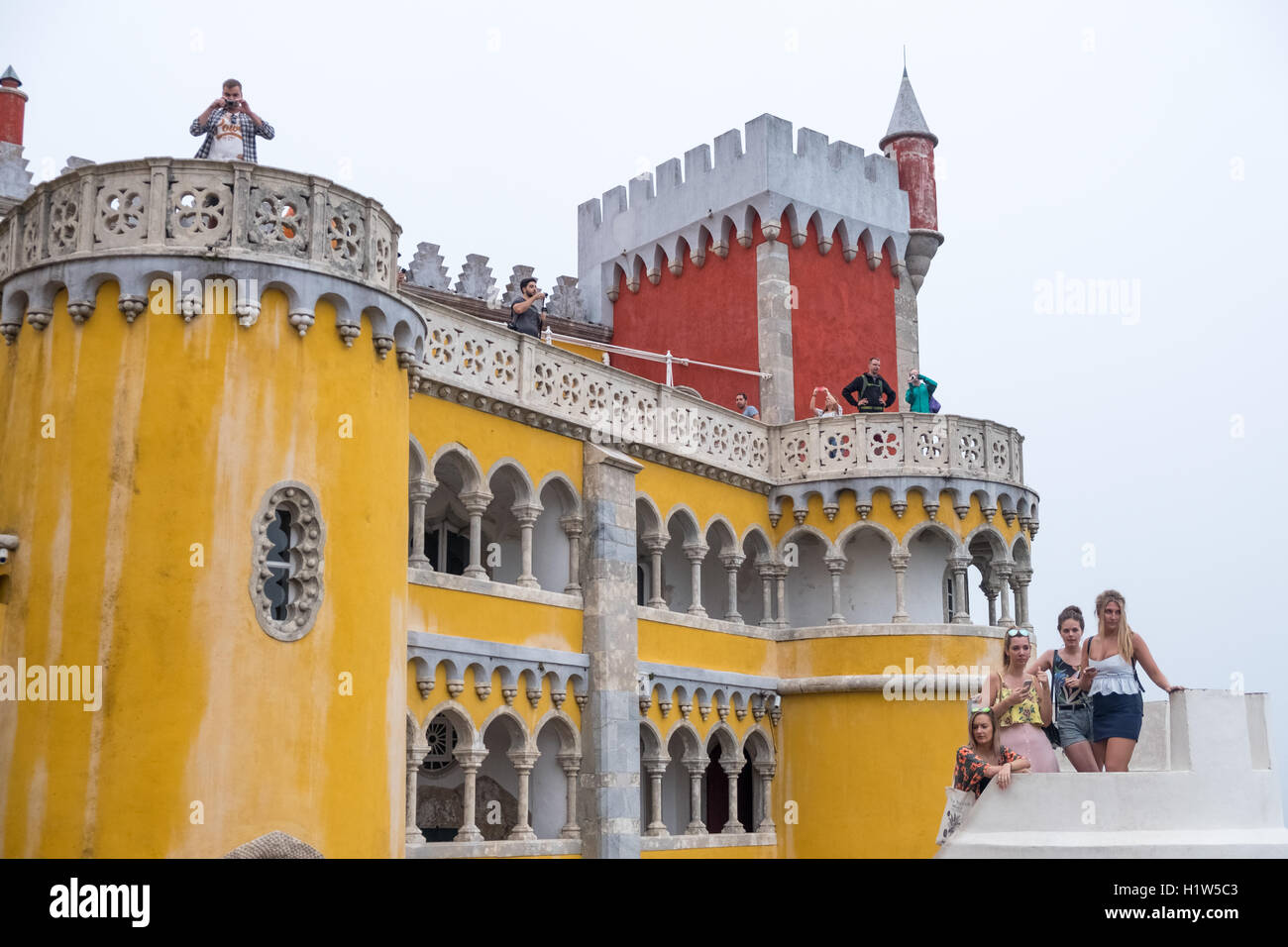 I turisti di visitare il palazzo di Pena, un sito del Patrimonio Mondiale, Sintra, Portogallo. Palazzo di Pena, un sito del Patrimonio Mondiale, Sintra, Portogallo. Foto Stock