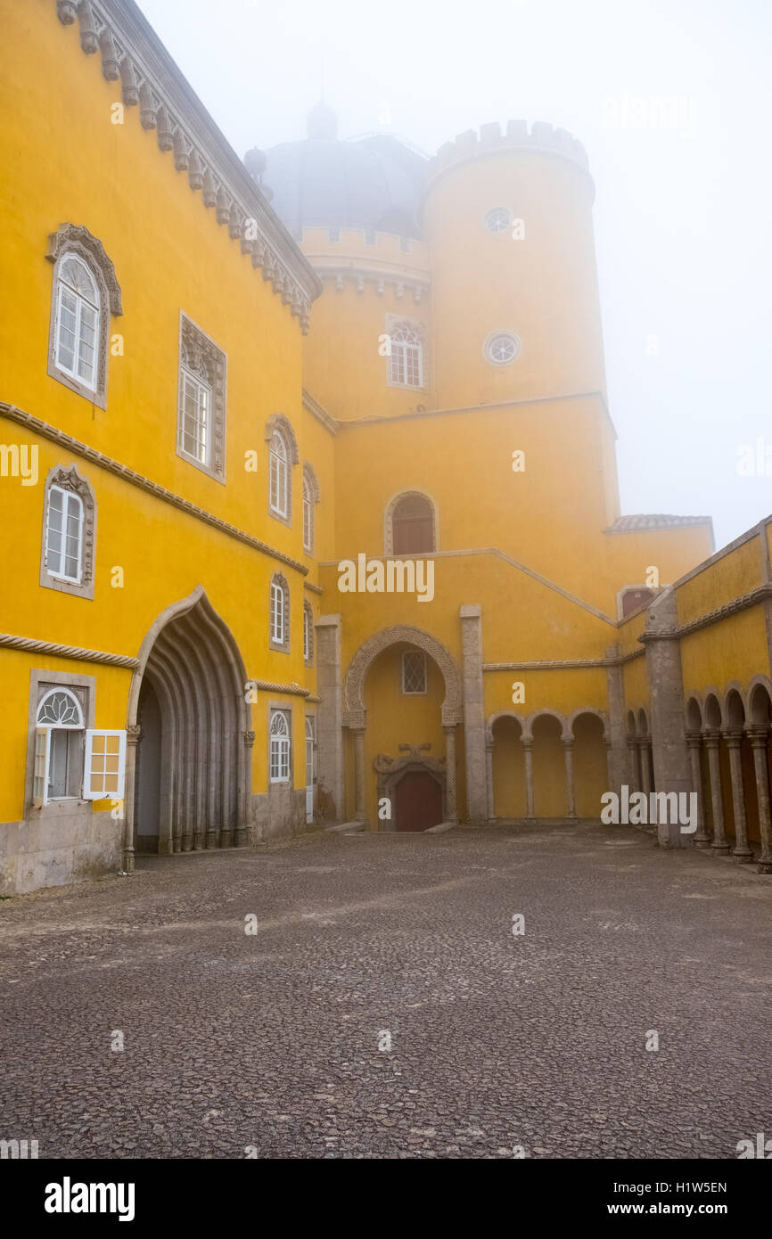 I turisti di visitare il palazzo di Pena, un sito del Patrimonio Mondiale, Sintra, Portogallo. Palazzo di Pena, un sito del Patrimonio Mondiale, Sintra, Portogallo. Foto Stock