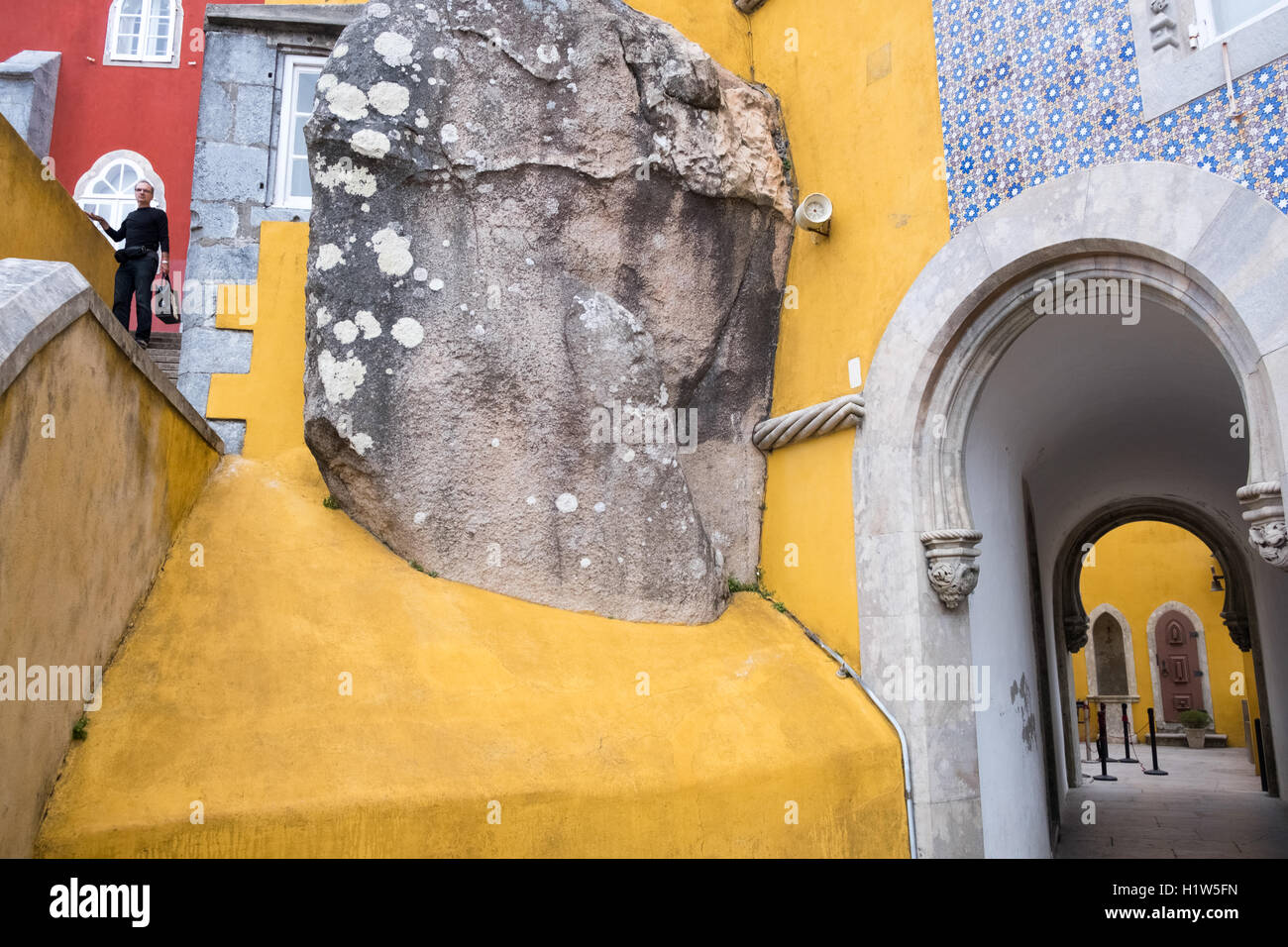I turisti di visitare il palazzo di Pena, un sito del Patrimonio Mondiale, Sintra, Portogallo. Palazzo di Pena, un sito del Patrimonio Mondiale, Sintra, Portogallo. Foto Stock