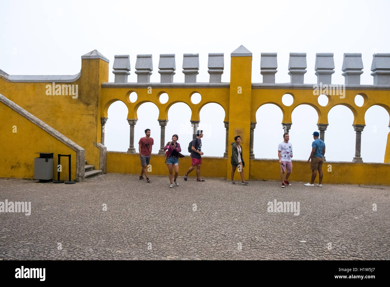 I turisti di visitare il palazzo di Pena, un sito del Patrimonio Mondiale, Sintra, Portogallo. Palazzo di Pena, un sito del Patrimonio Mondiale, Sintra, Portogallo. Foto Stock