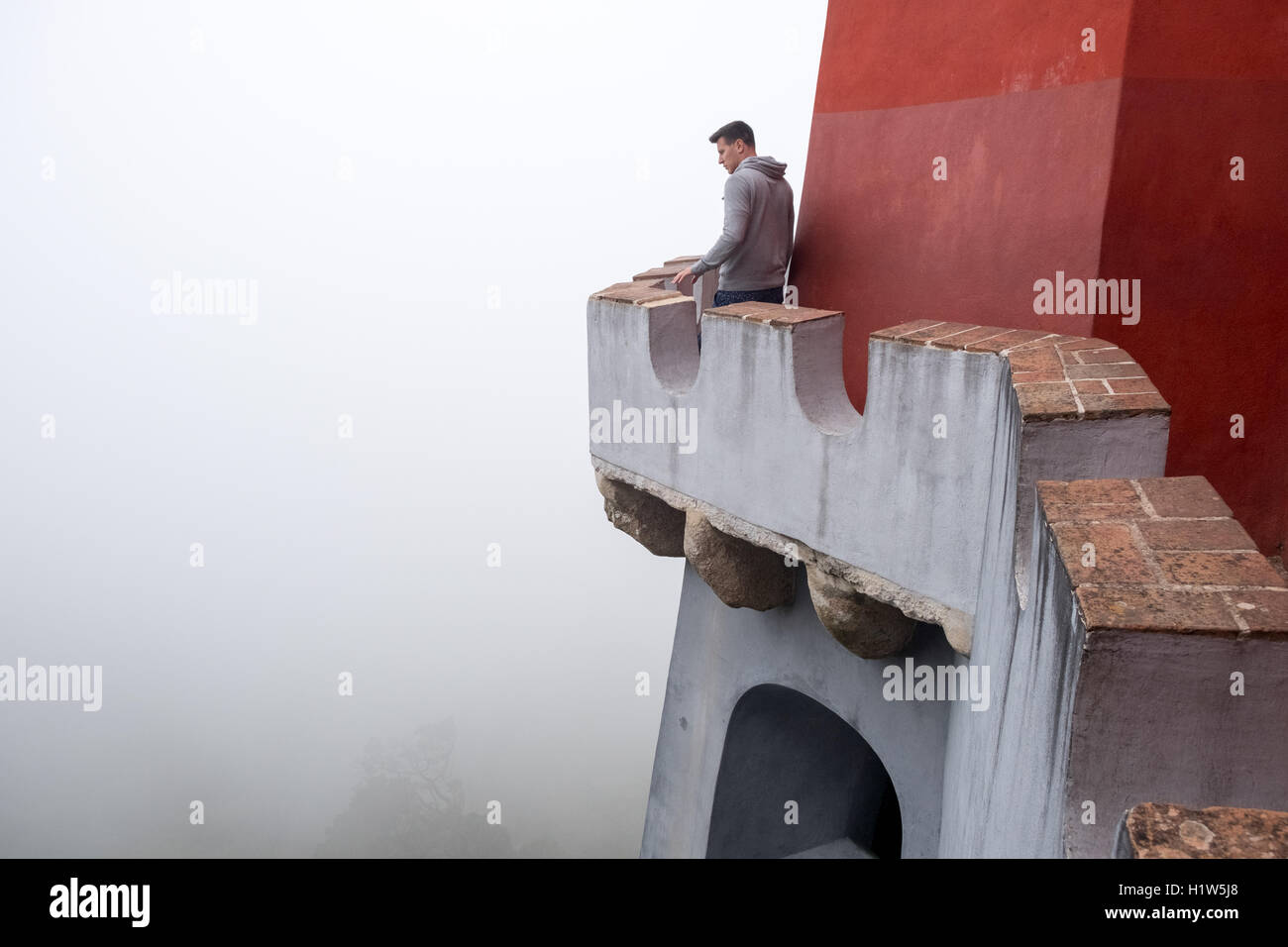 I turisti di visitare il palazzo di Pena, un sito del Patrimonio Mondiale, Sintra, Portogallo. Palazzo di Pena, un sito del Patrimonio Mondiale, Sintra, Portogallo. Foto Stock