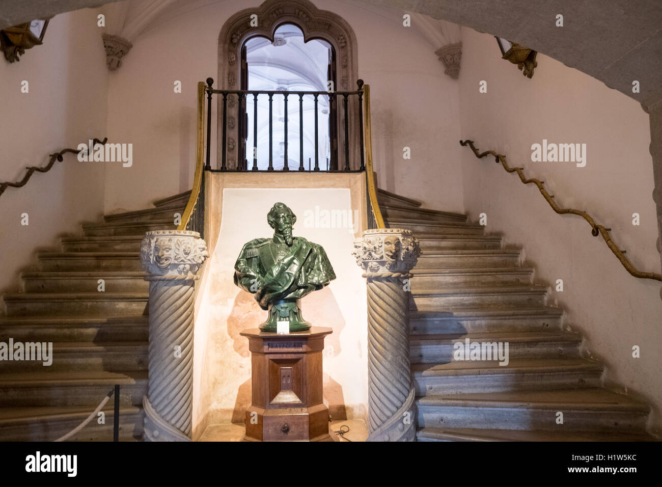 Un busto del re Fernando ii presso il palazzo di Pena, un sito del Patrimonio Mondiale, Sintra, Portogallo. Foto Stock