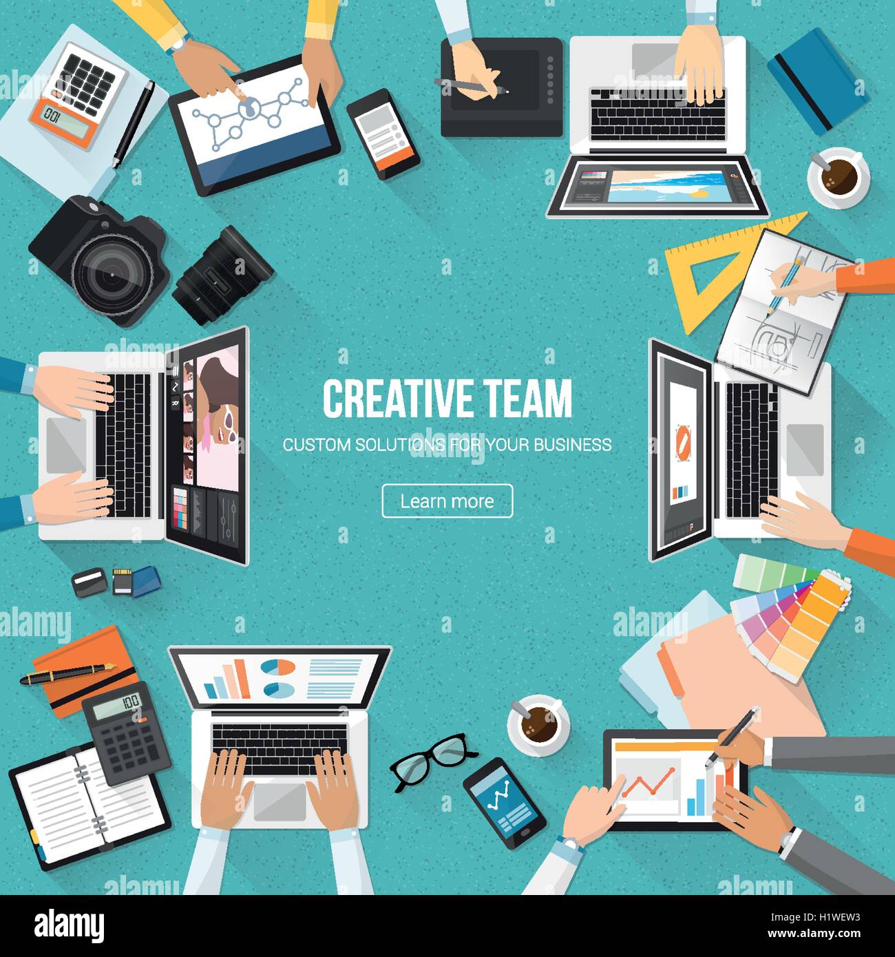 Il team creativo lavora in ufficio, i progettisti, i fotografi e gli esperti di marketing che lavorano insieme Illustrazione Vettoriale