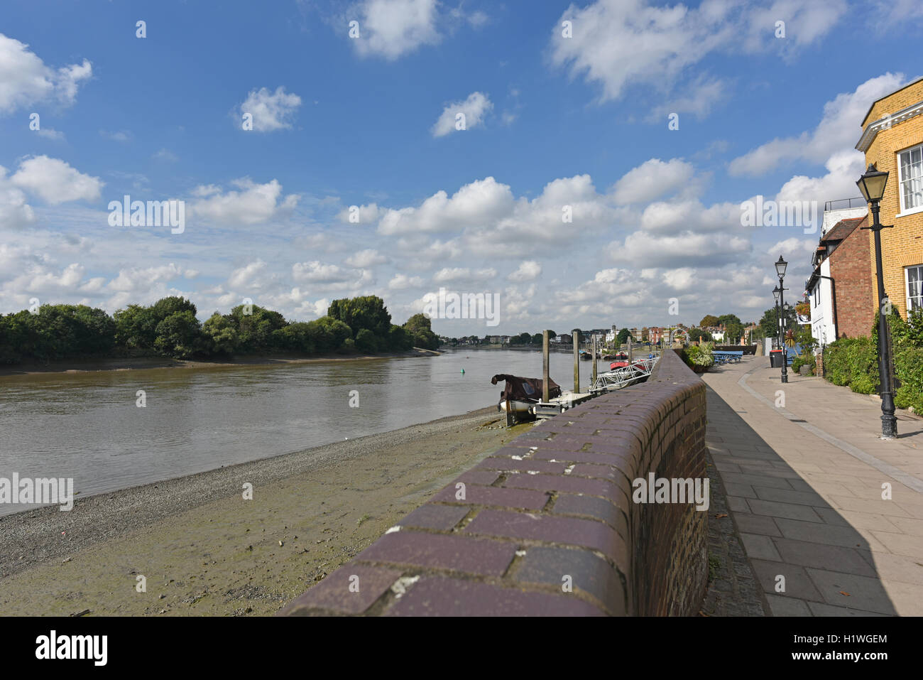 Thames Path e sul fiume Tamigi a Londra vicino a Hammersmith Bridge. Foto Stock