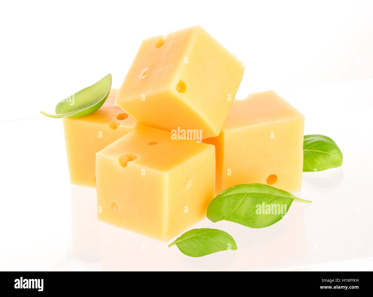 Pezzi di formaggio isolato su bianco Foto Stock