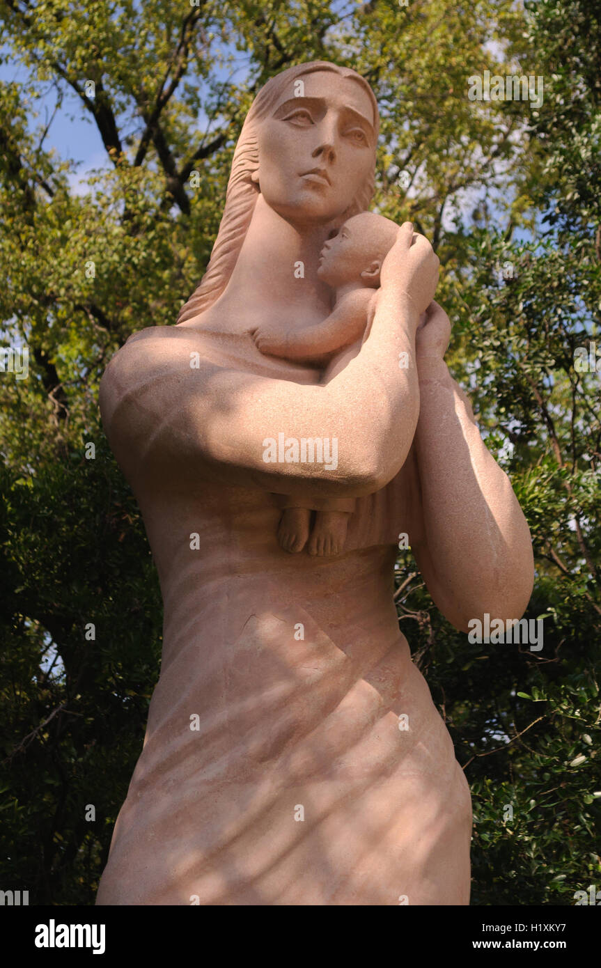 "Altri e bambino' cast scultura in pietra dell'artista Charles Umlauf. Foto Stock