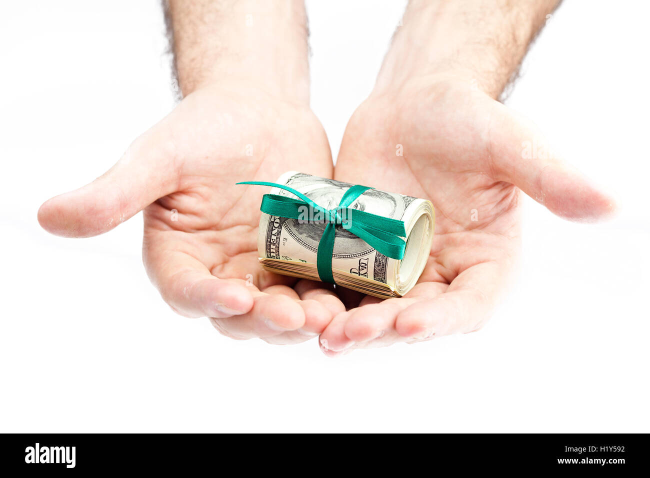 Di dollari arrotolato in un tubo legate con nastro in mani Foto Stock