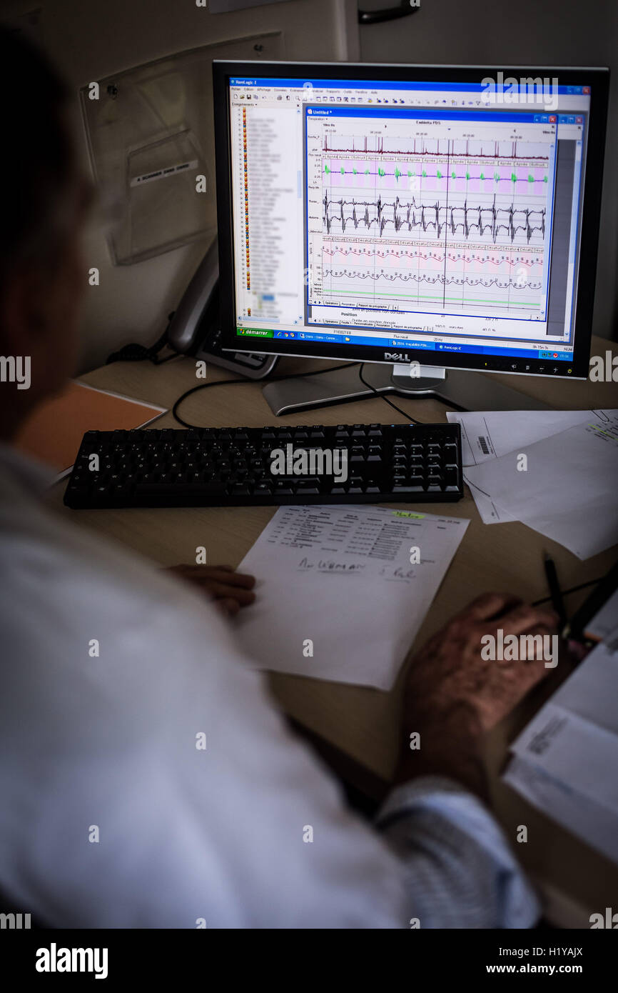 Relazione poligrafo che mostra una apnea nel sonno. Foto Stock