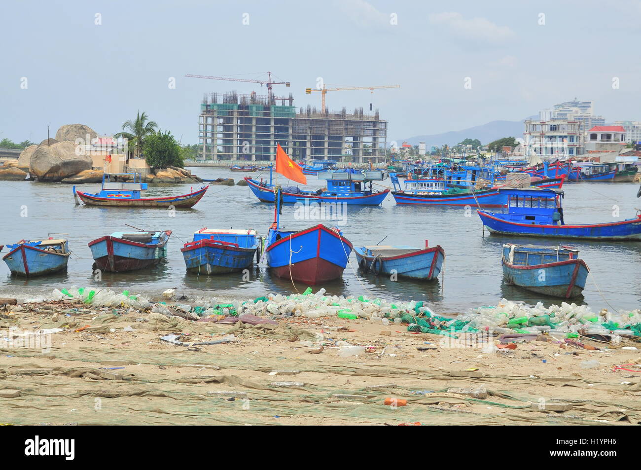 Nha Trang, Vietnam - Luglio 11, 2015: baraccopoli sotto il ponte in Nha Trang city Foto Stock