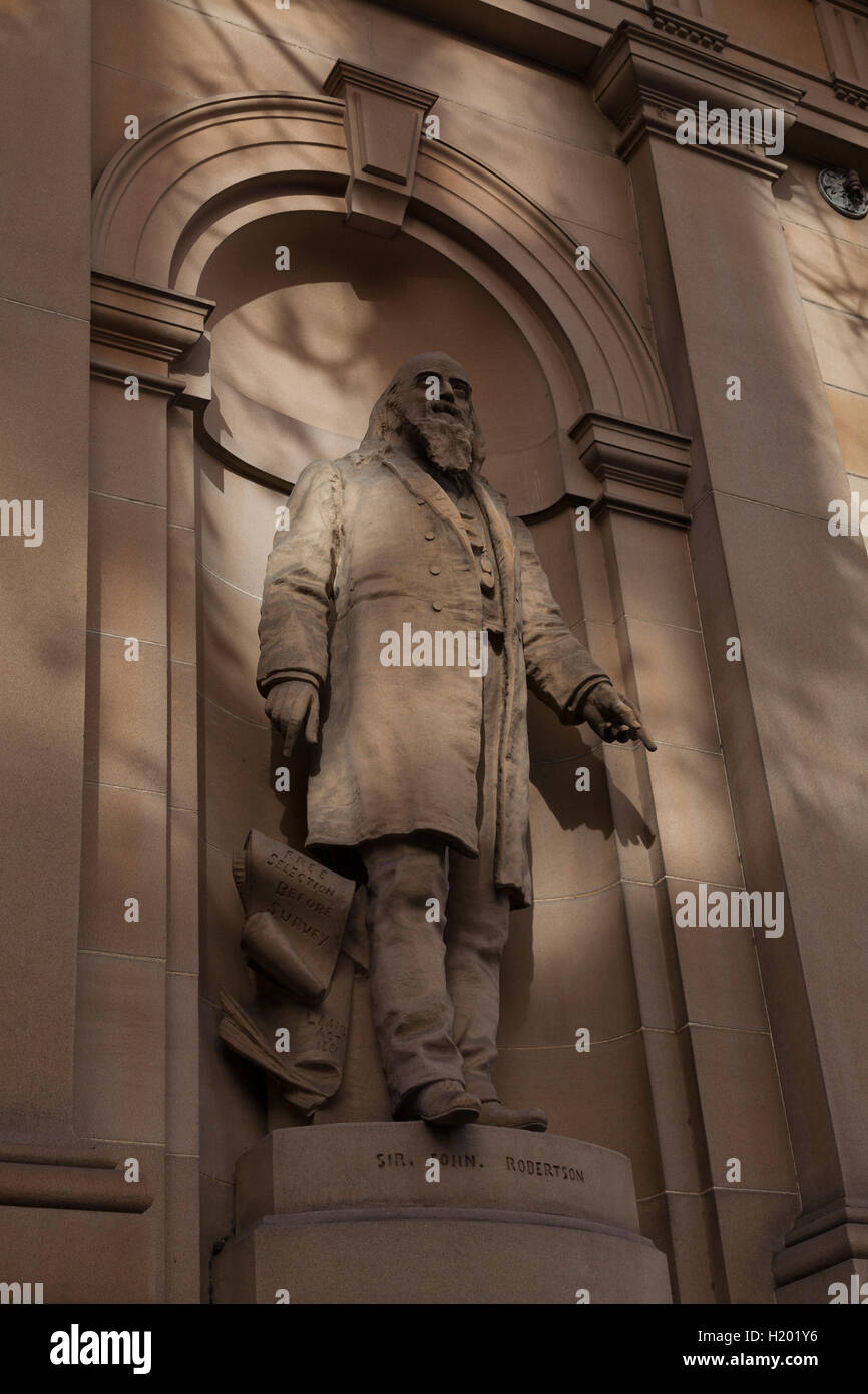Il Sir John Robertson statua piegate Street facciata del Dipartimento di terre edificio, Sydney NSW Australia Foto Stock
