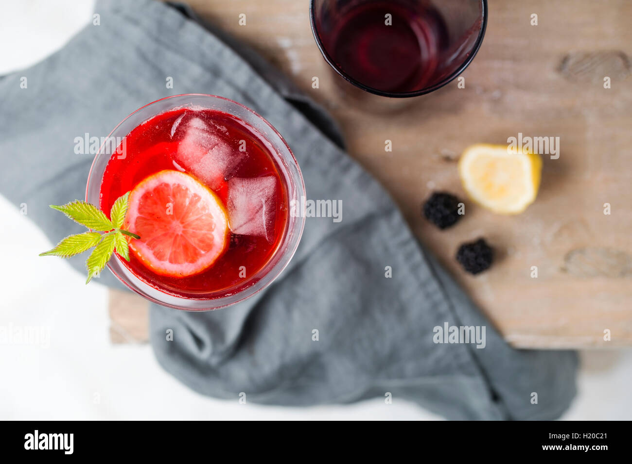 Blackberry limonade con limone e cubetti di ghiaccio nel bicchiere Foto Stock