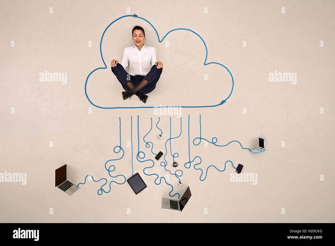 Imprenditrice meditando in una nuvola collegato ai dispositivi mobili Foto Stock