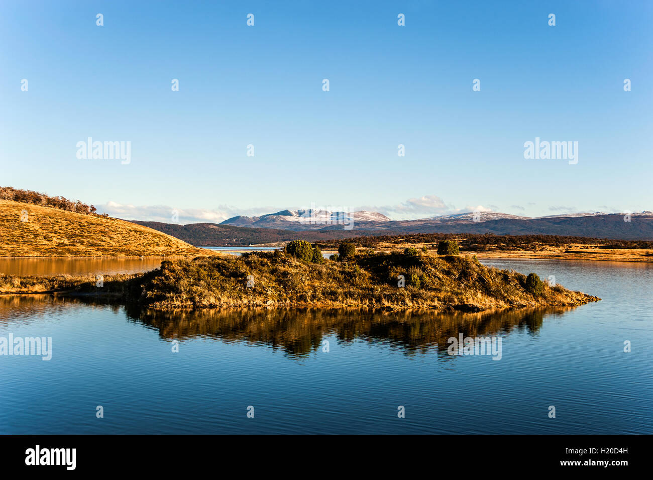 Autunno in Patagonia. Tierra del Fuego, Canale Beagle e territorio cileno, vista dal lato di Argentina Foto Stock
