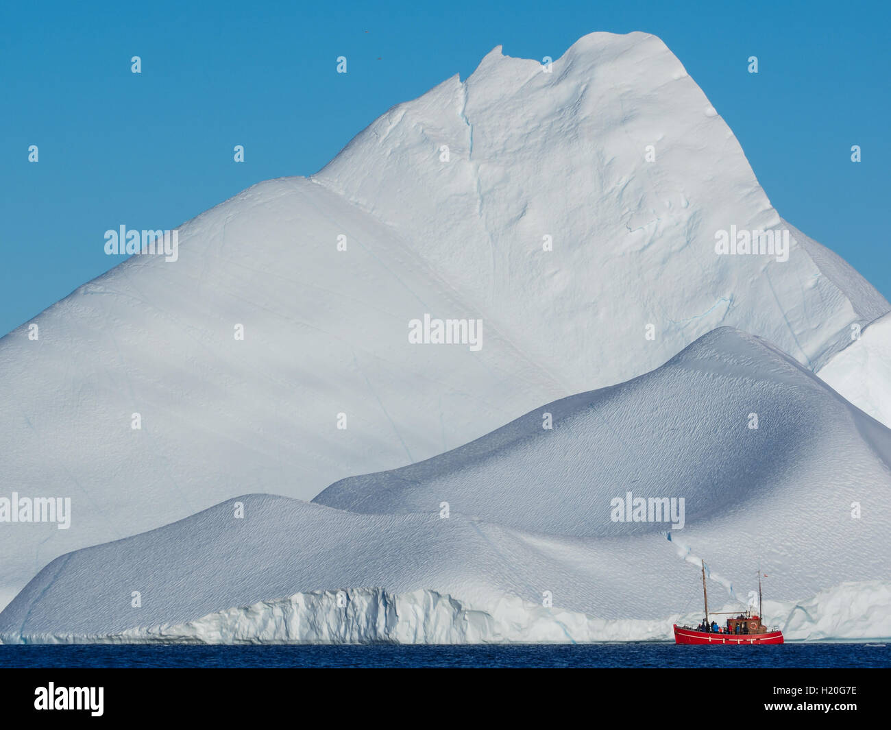 La Groenlandia. Secolare spessori dei ghiacciai. Barca di fronte iceberg la ricerca di un fenomeno di riscaldamento globale Foto Stock