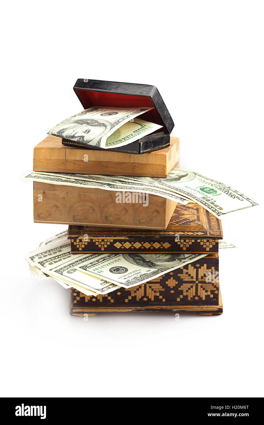 Di dollari nella scatola di legno isolato su bianco Foto Stock