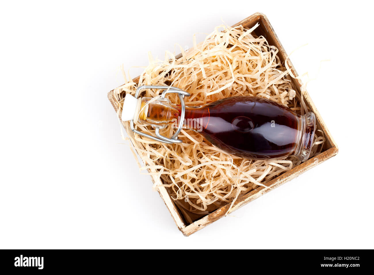 Bottiglie di vino o di sciroppo a base di erbe, in una scatola di legno, su bianco backg Foto Stock