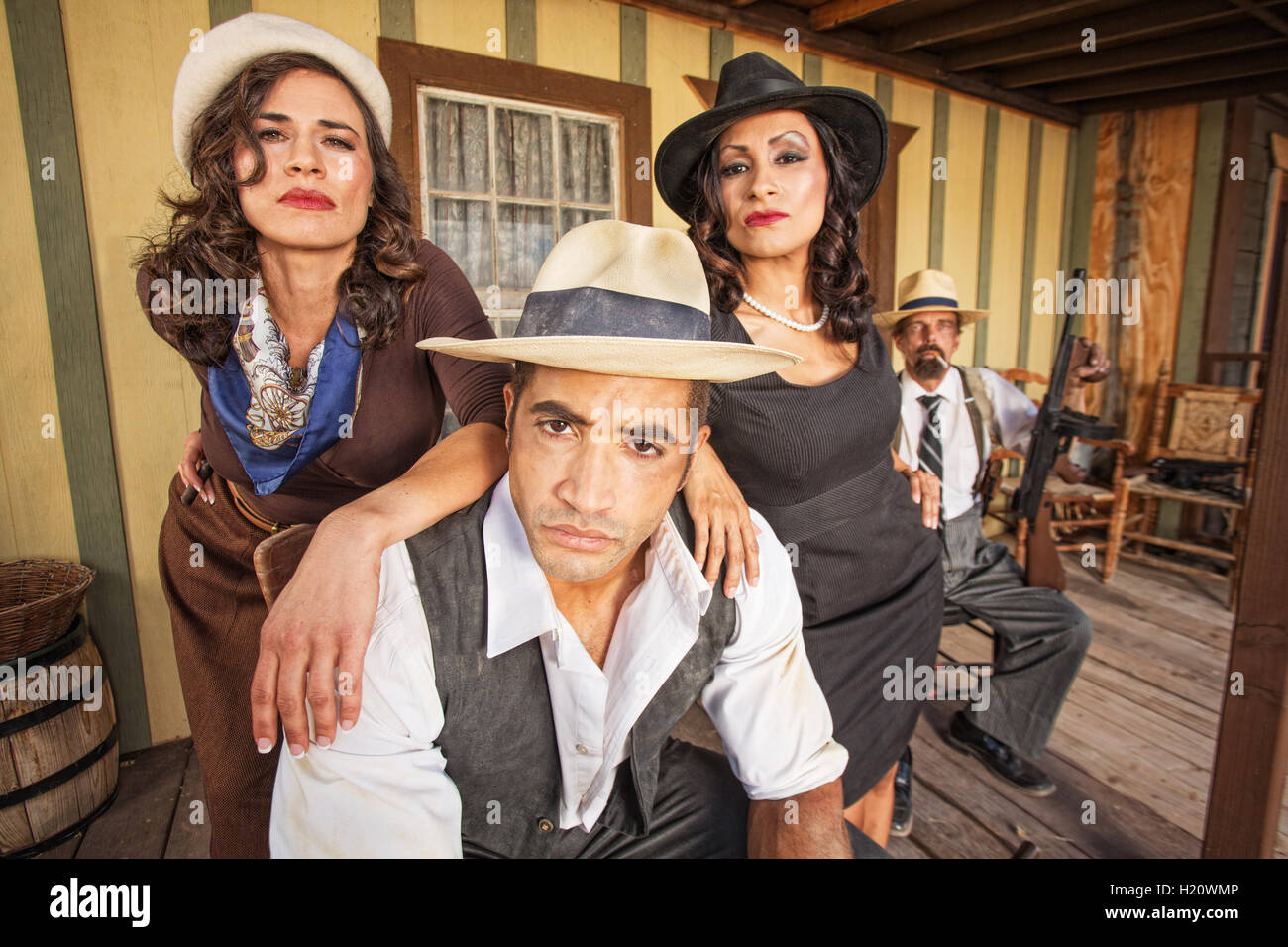 Gangster difficili con le belle donne Foto Stock