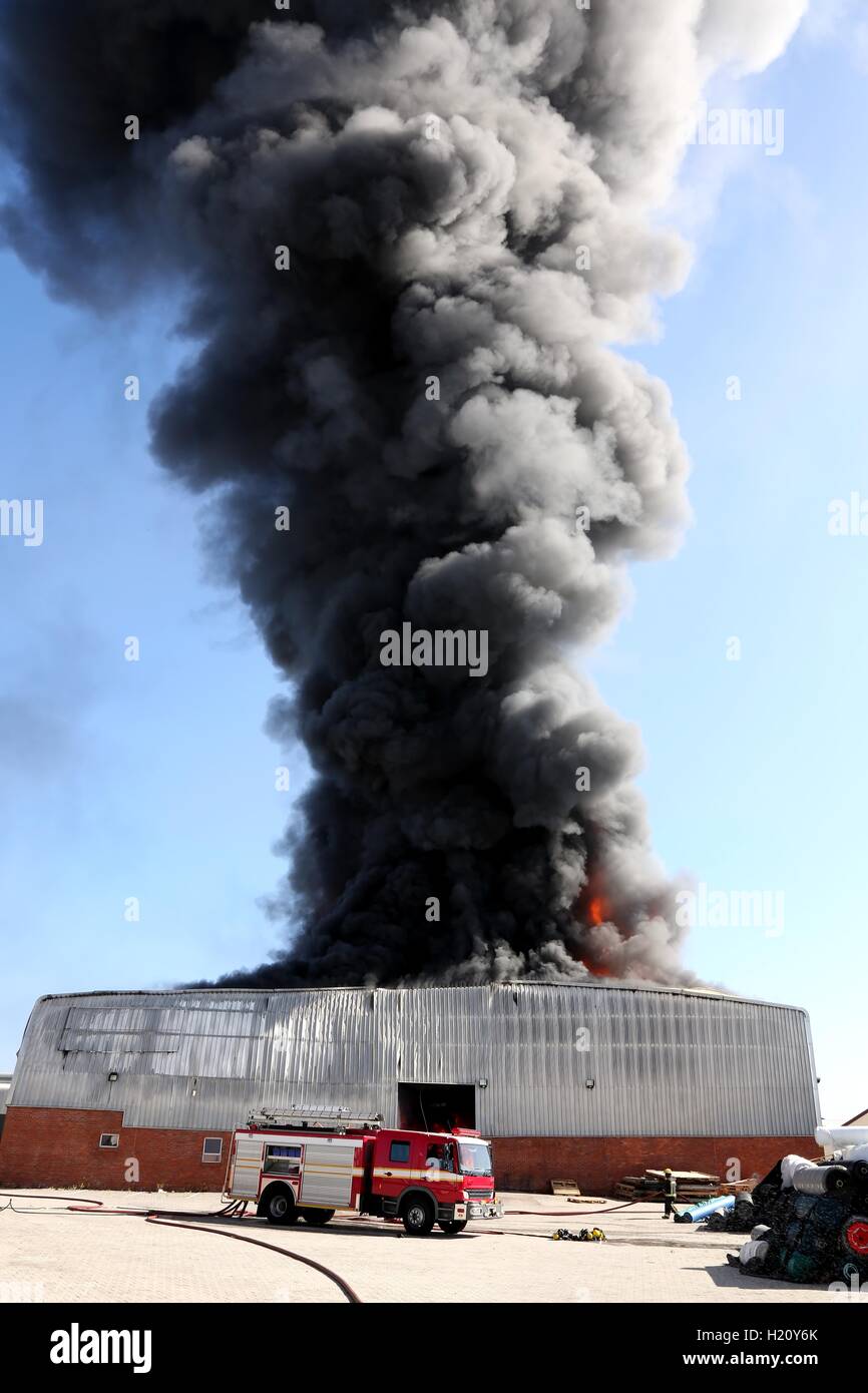 Disastro incendio nel magazzino Foto Stock