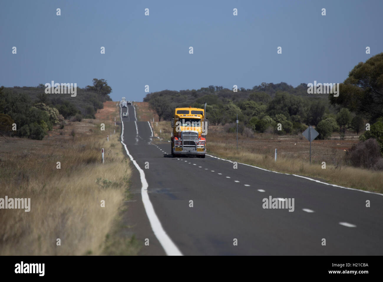 Strada vuota di treno che viaggia lungo la barriera Autostrada ovest di Cobar Aeroporto Nuovo Galles del Sud Australia Foto Stock