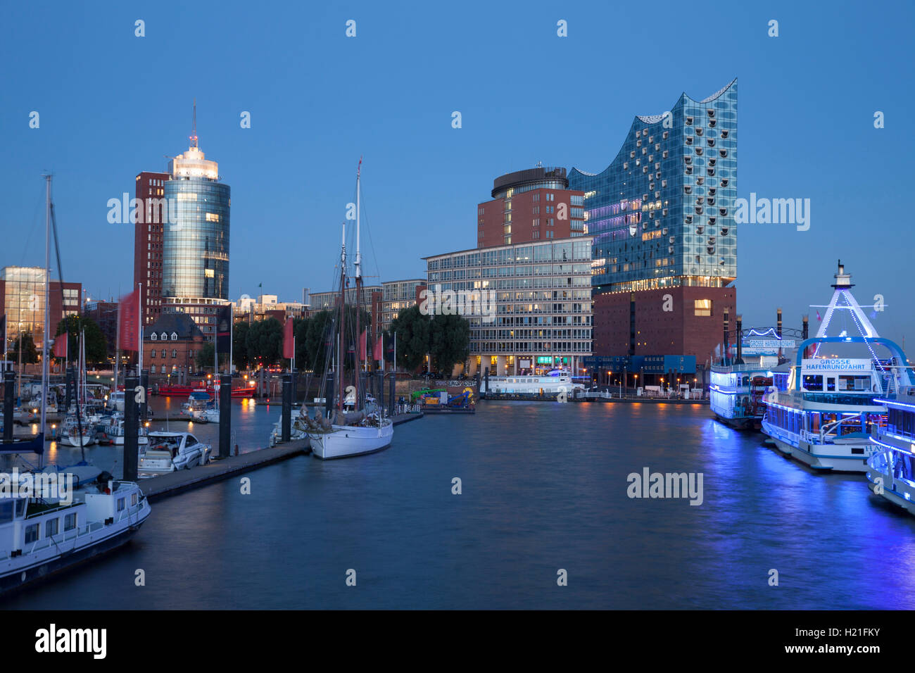 Germania, Amburgo, vista di casa Columbus, Kehrwiederspitze e Elbphilharmonie a Hafencity Foto Stock