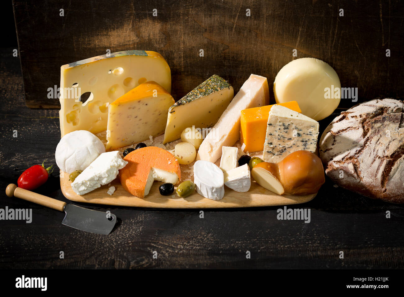 Un vassoio di formaggi con diversi tipi di formaggio Foto Stock