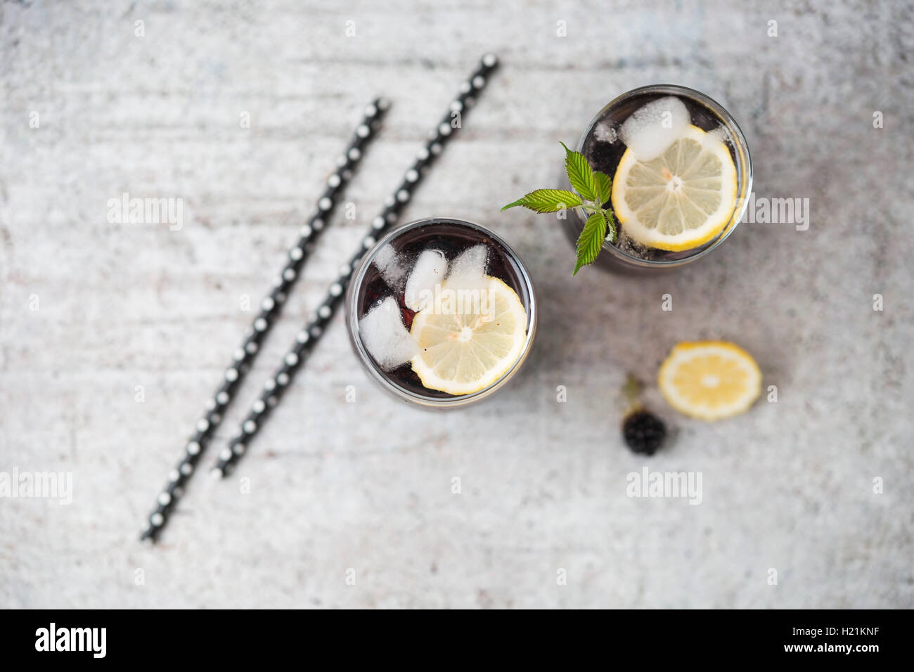 Blackberry limonade con limone e cubetti di ghiaccio in bicchieri Foto Stock