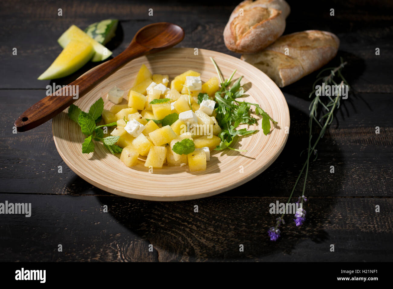 Insalata di melone, anguria gialla, la feta, menta e rucola su piastra Foto Stock