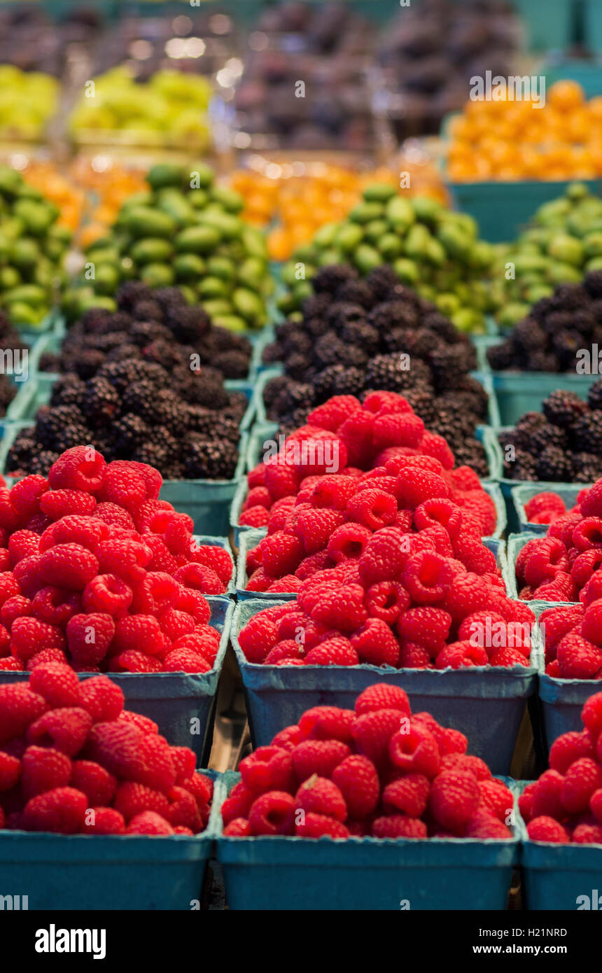 Supporto di mercato, lamponi e more in ciotole Foto Stock