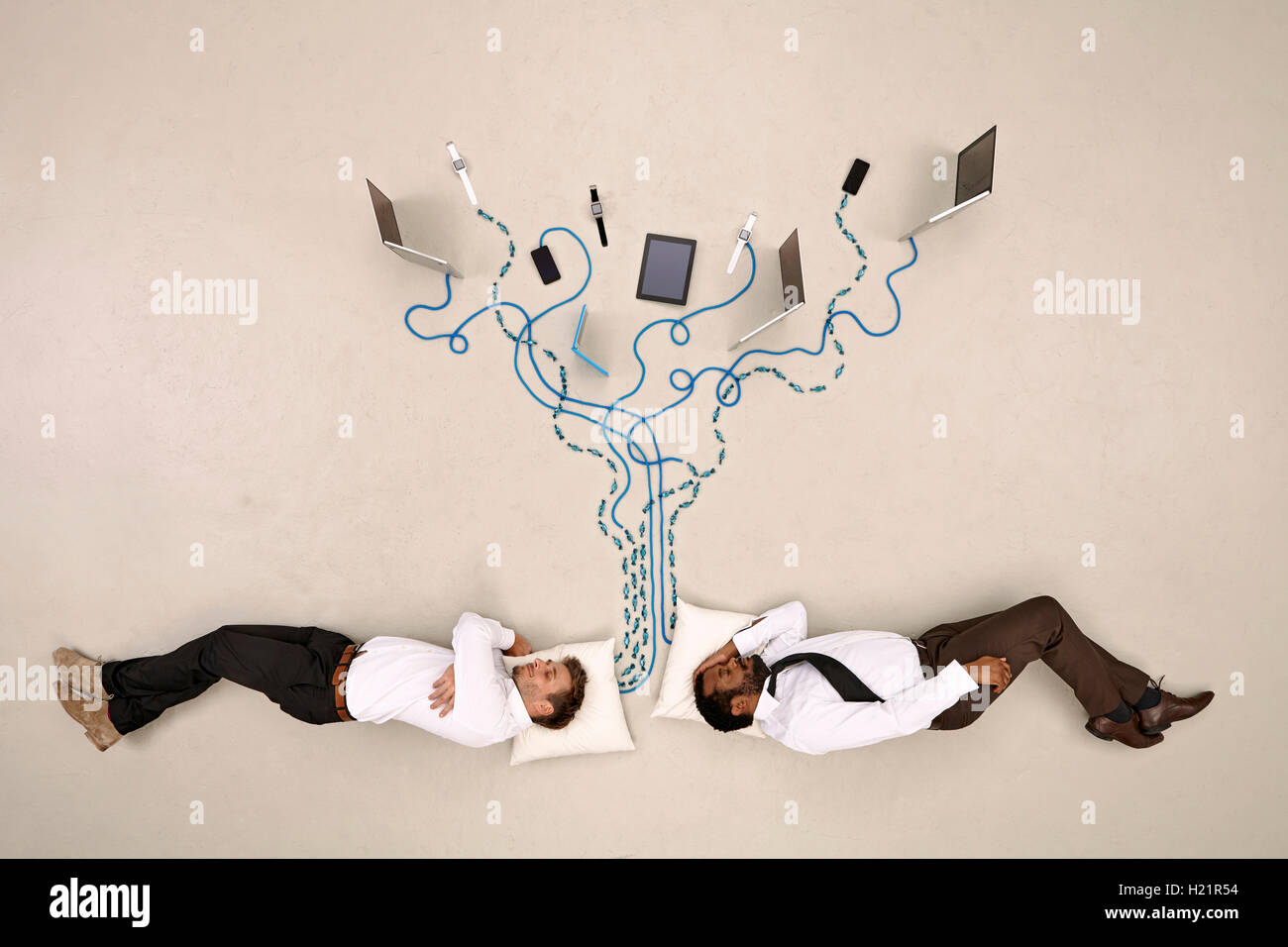 Due imprenditori sleeping collegato ai dispositivi mobili Foto Stock