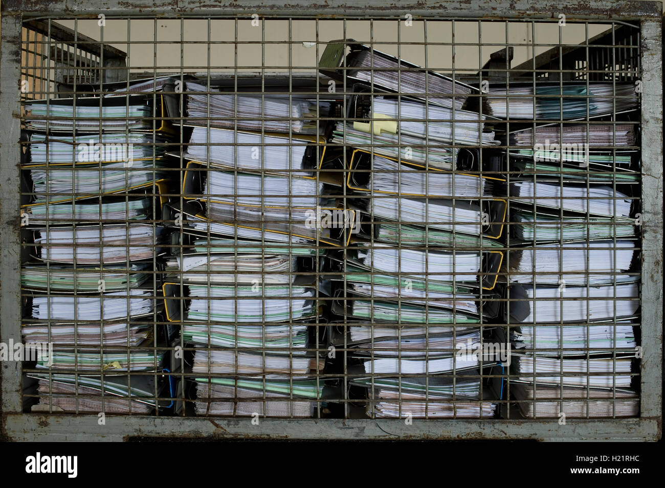Pile di file office dietro griglia Foto Stock