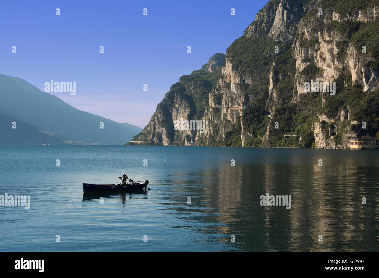 L'Europa, in Italia, in provincia di Trento, il Lago di Garda, Riva del Garda, la pesca in barca sul lago Foto Stock