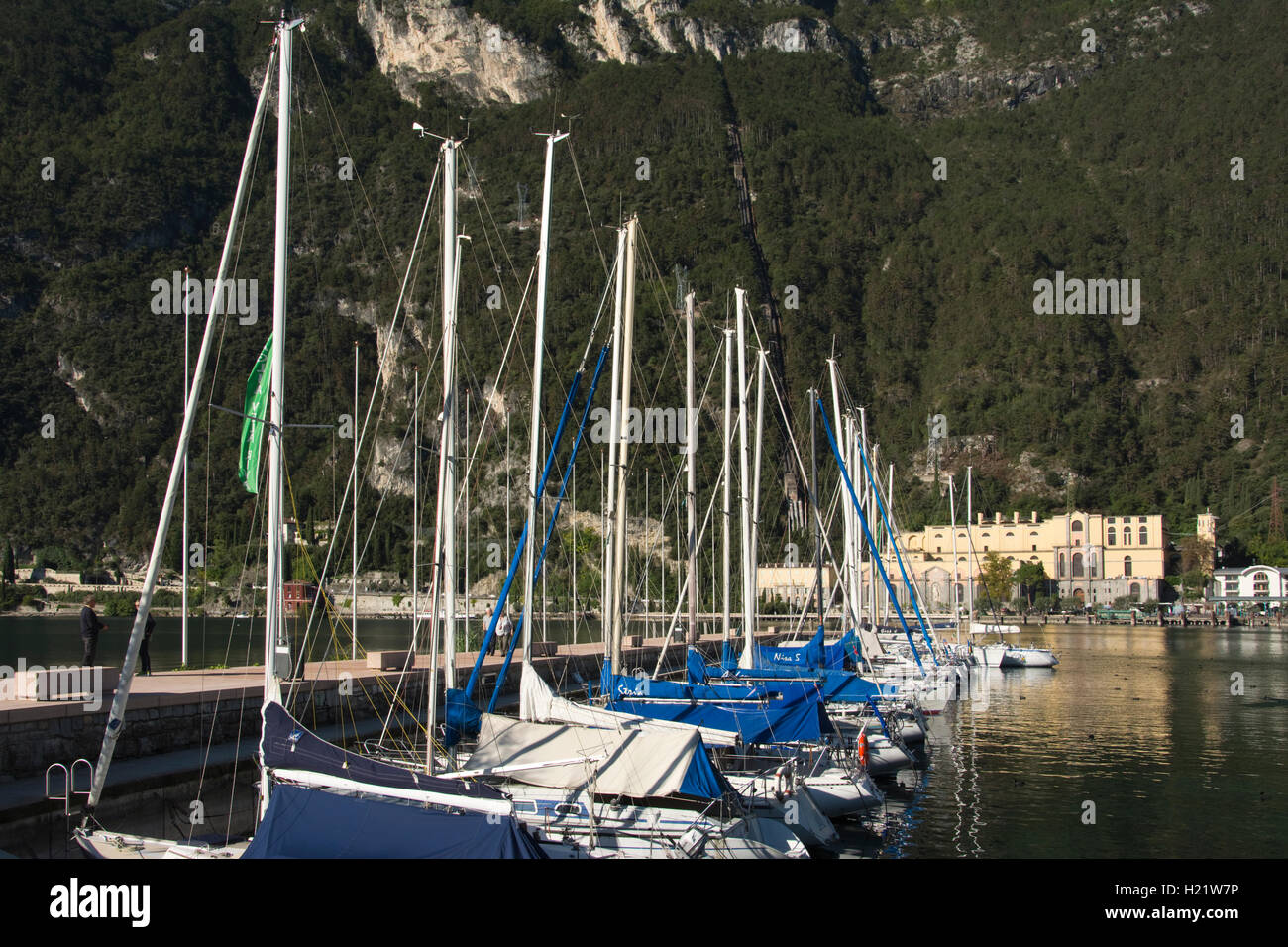 L'Europa, in Italia, in provincia di Trento, il Lago di Garda, Riva del Garda, barche in marina Foto Stock