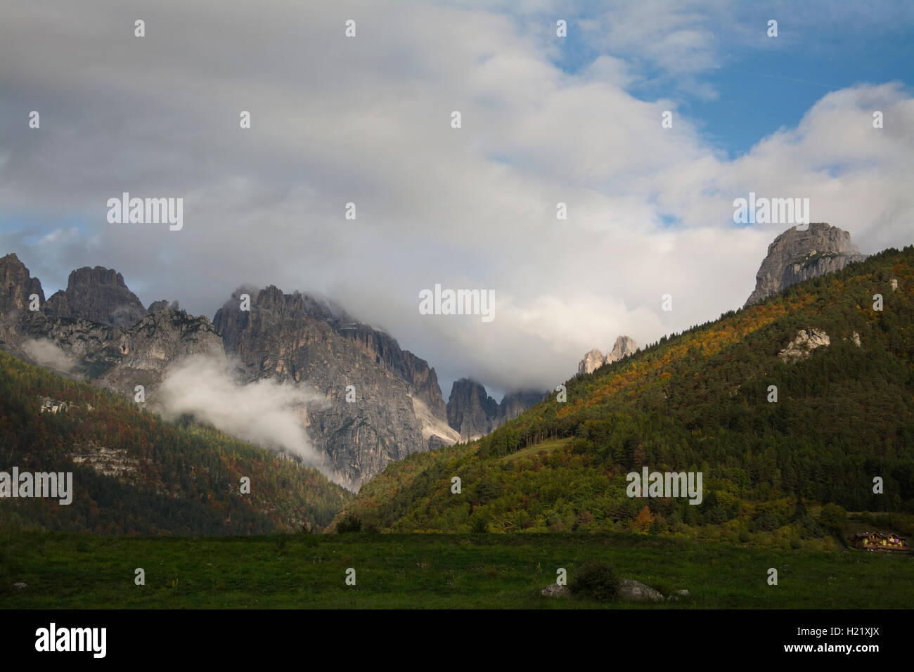 L'Europa, Italia, Trentino Provincia, Molveno e vista delle montagne dolomitiche Foto Stock