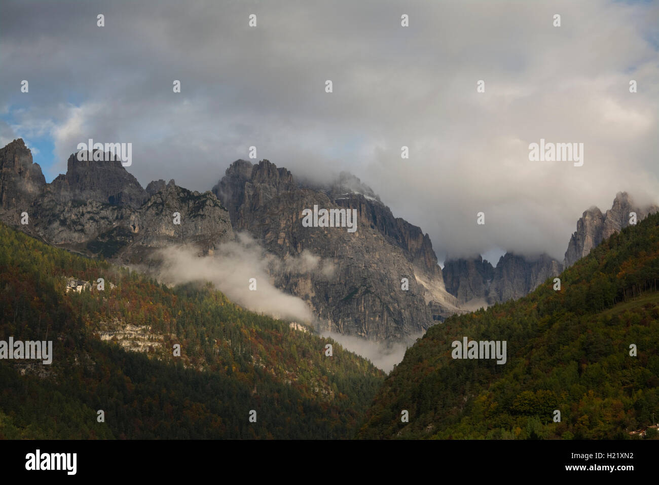 L'Europa, Italia, Trentino Provincia, Molveno e vista delle montagne dolomitiche Foto Stock