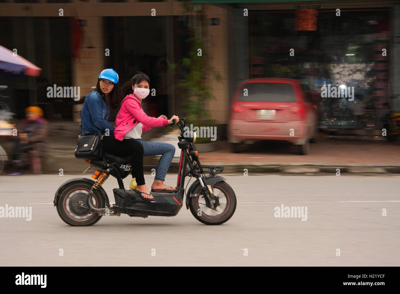 ASIA, Vietnam, Hai Duong, provincia di Ninh Giang town, donne locali sul motociclo Foto Stock