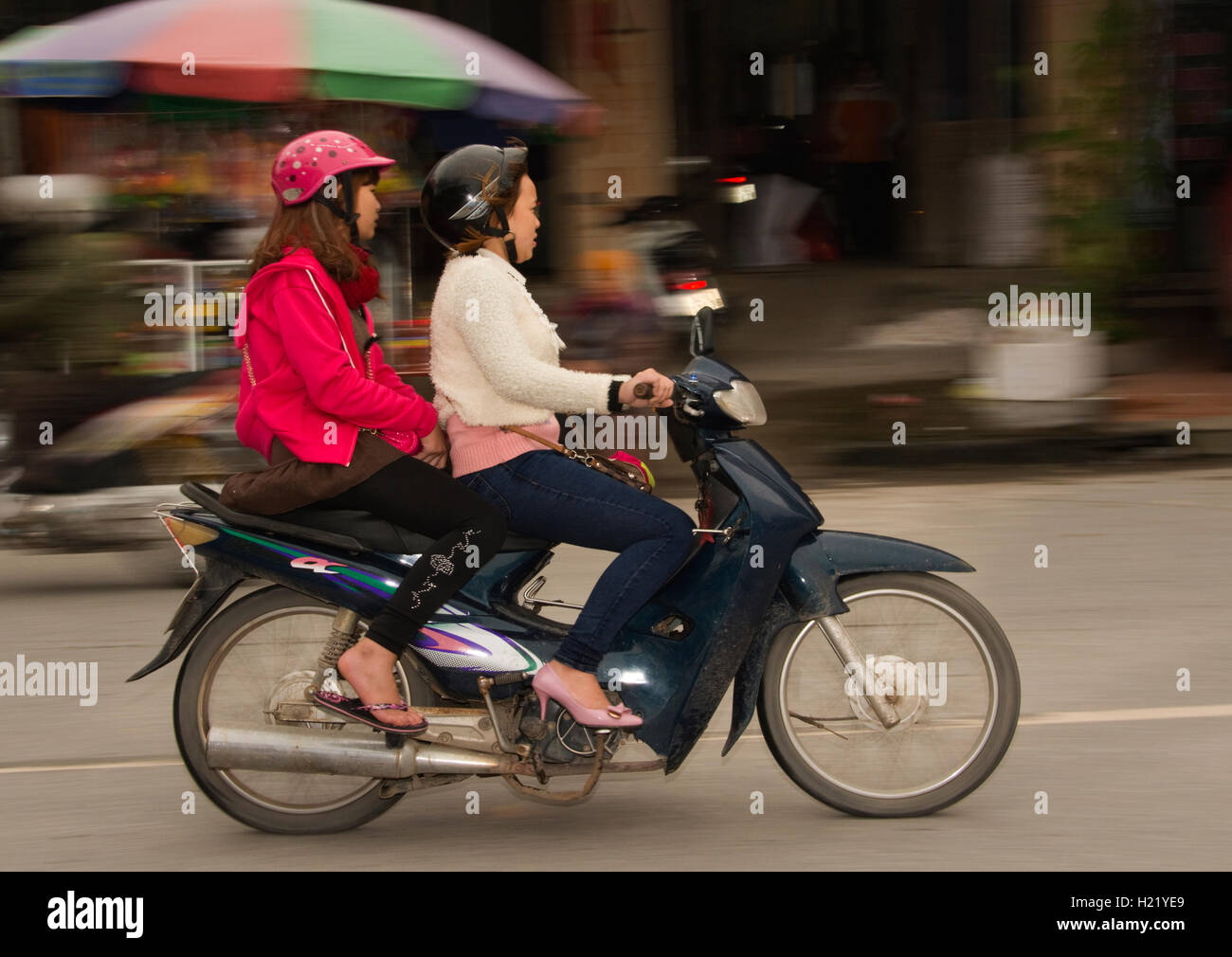 ASIA, Vietnam, Hai Duong, provincia di Ninh Giang town, donne locali sul motociclo Foto Stock