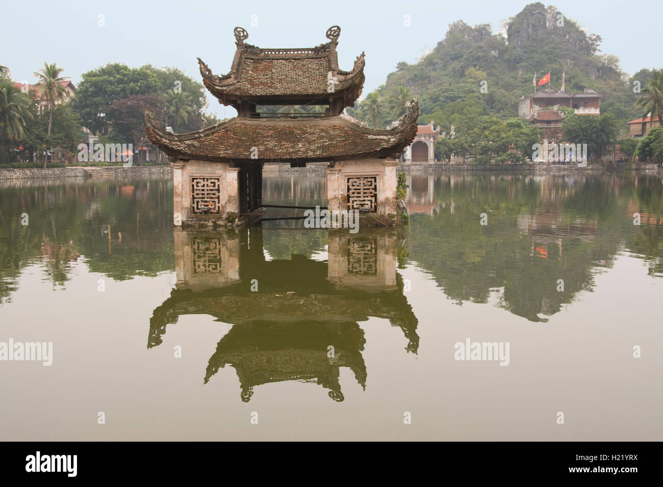 ASIA, Vietnam, Phú Thọ (Phu Tho) Provincia, Việt Trì (Viet Tri), Du Le Ta Phap Pagoda buddista, piccola pagoda nel lago Foto Stock