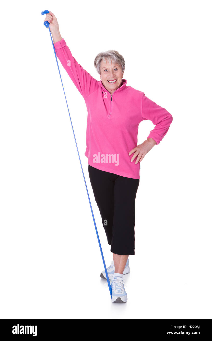 Senior donna Stretching attrezzature di esercizio Foto Stock