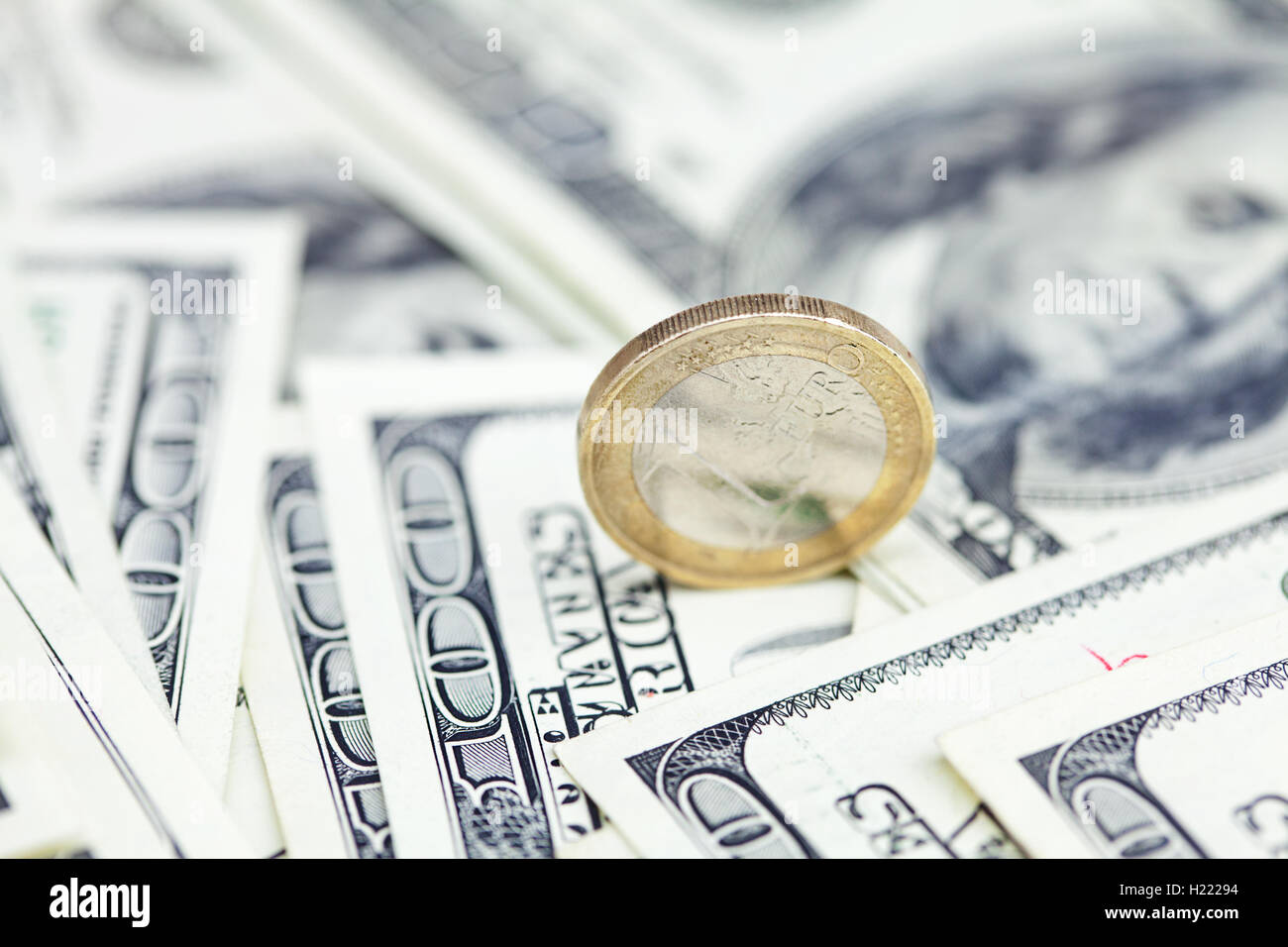 Una moneta in euro nei confronti del dollaro banconote Foto Stock