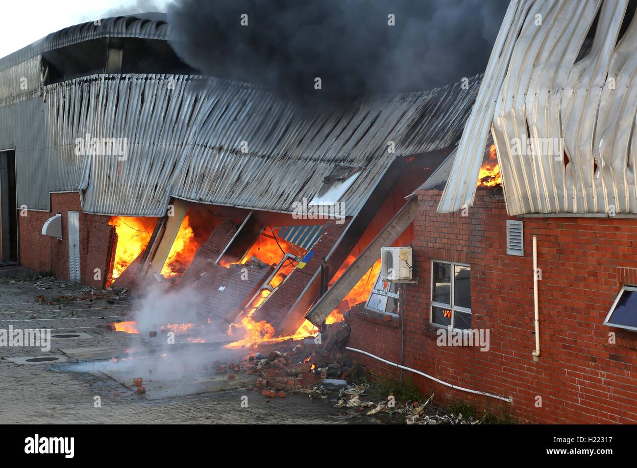 Disastro incendio nel magazzino Foto Stock