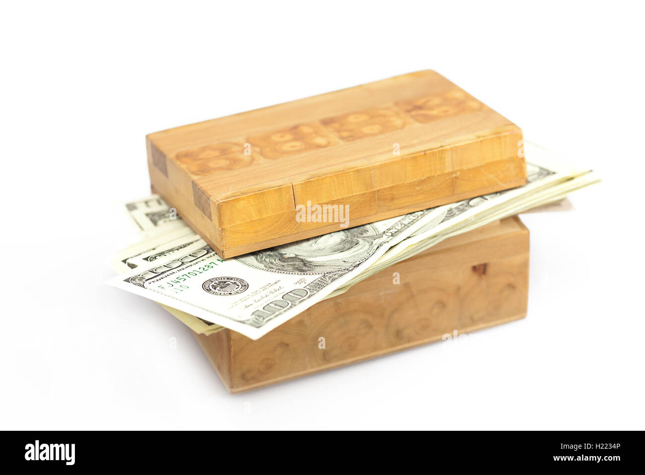 Di dollari nella scatola di legno isolato su bianco Foto Stock