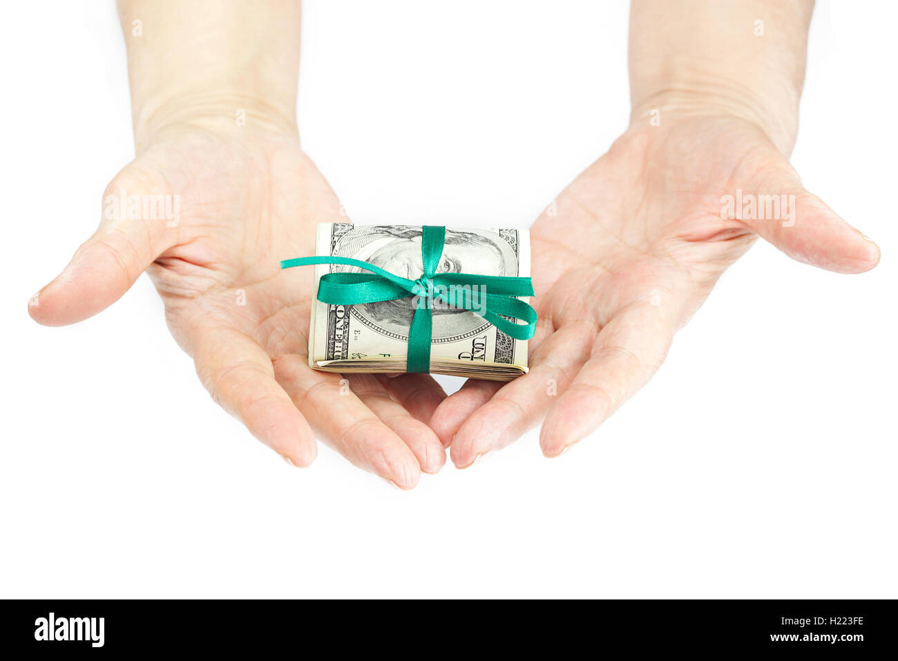 Di dollari arrotolato in un tubo legate con nastro in mani Foto Stock