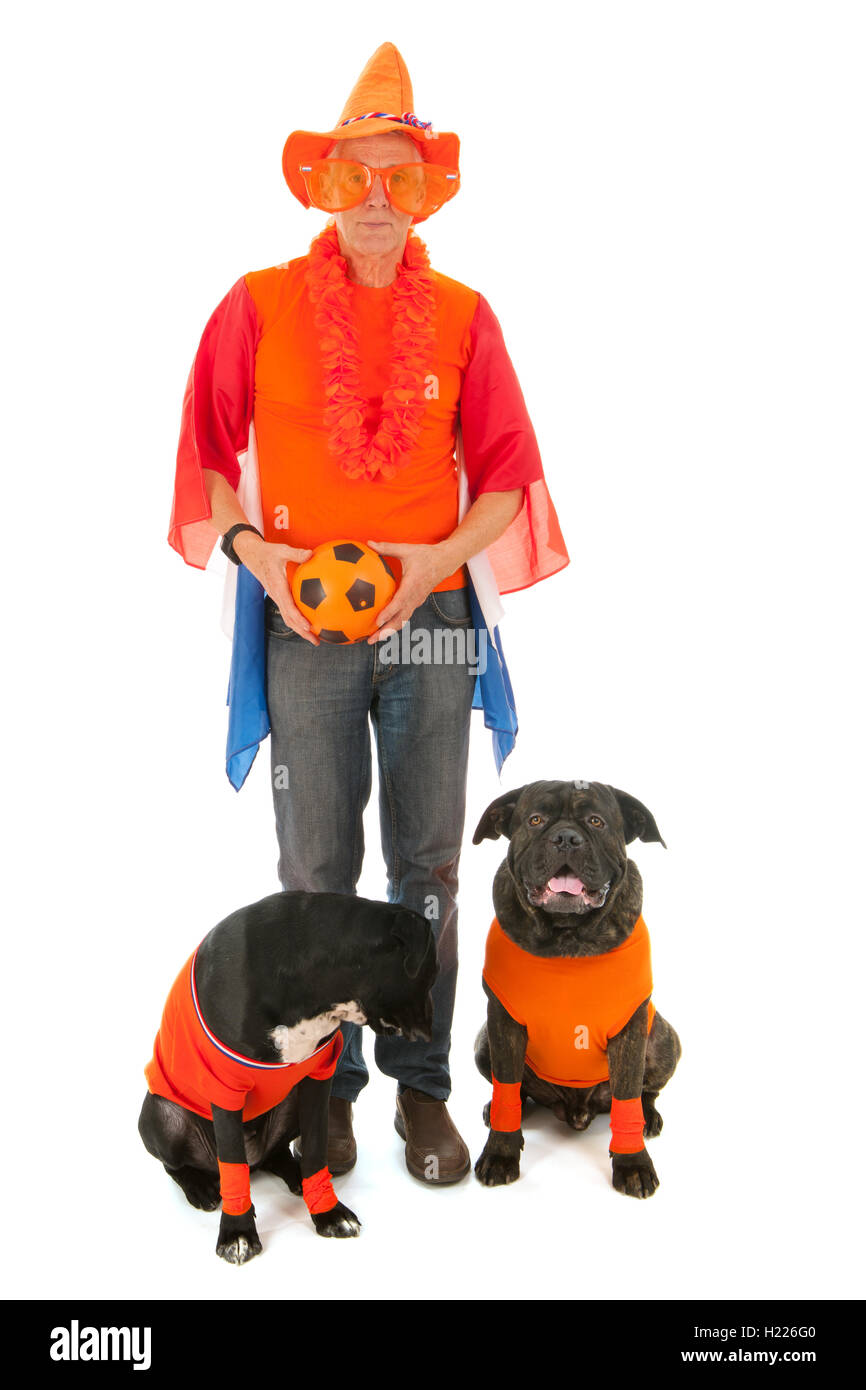 L'uomo con i suoi cani come il calcio olandese sostenitori Foto Stock