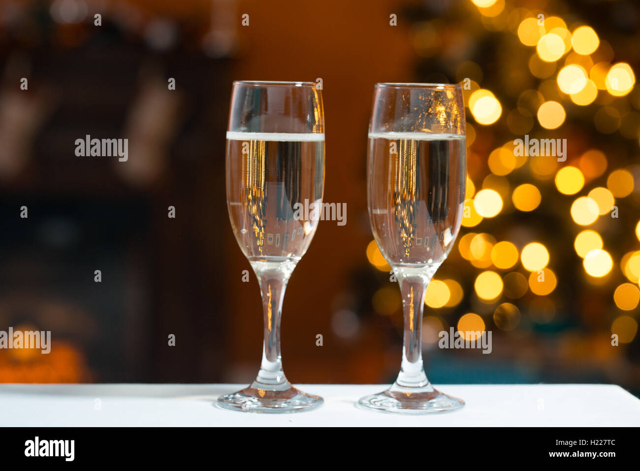 Due bicchiere di champagne sul Natale sfondo bokeh di fondo Foto Stock