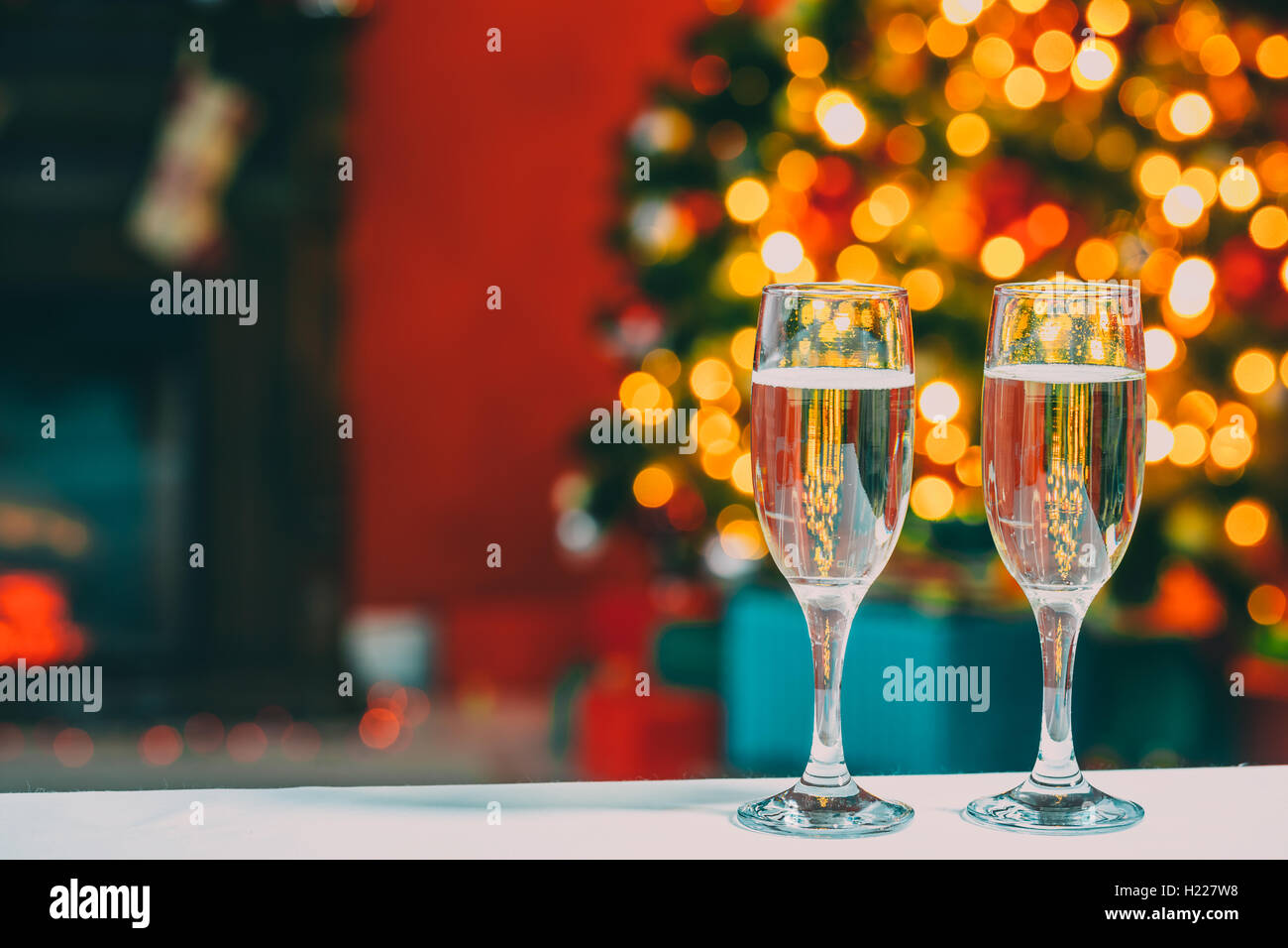 Due bicchiere di champagne sul Natale sfondo bokeh di fondo Foto Stock